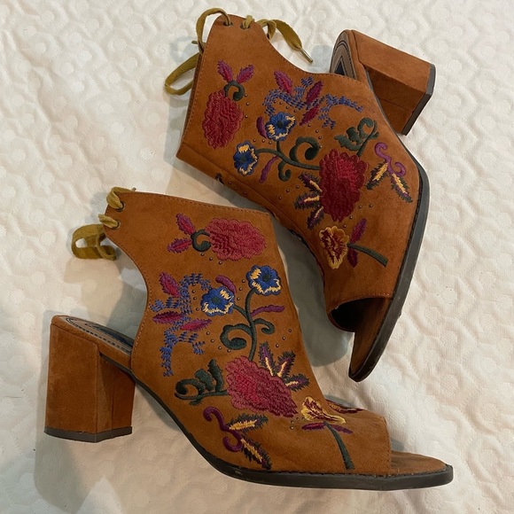 Mari A. ‘Alicia’ Embroidered Floral Heel Women’s Size 10M Faux Suade Fall - Picture 2 of 8